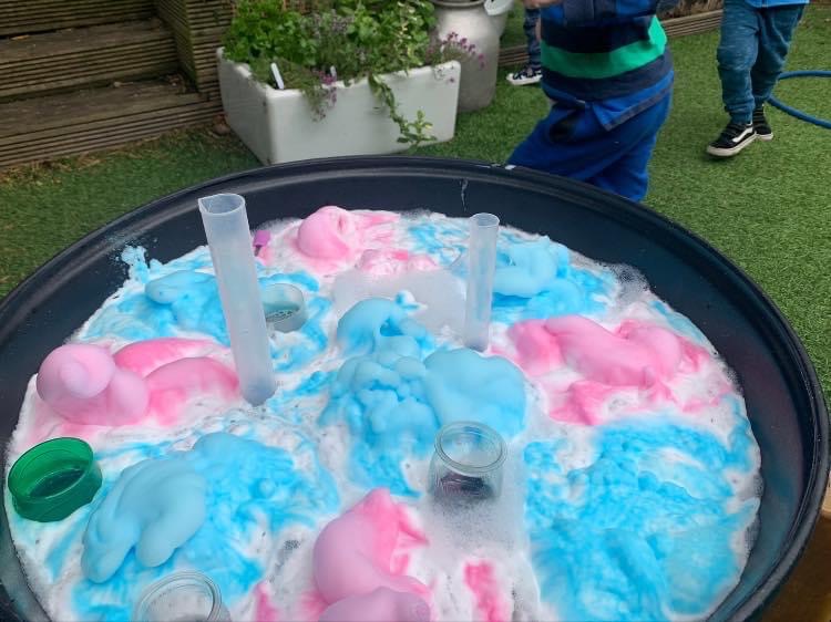 tray play - ark Group - foam - science
